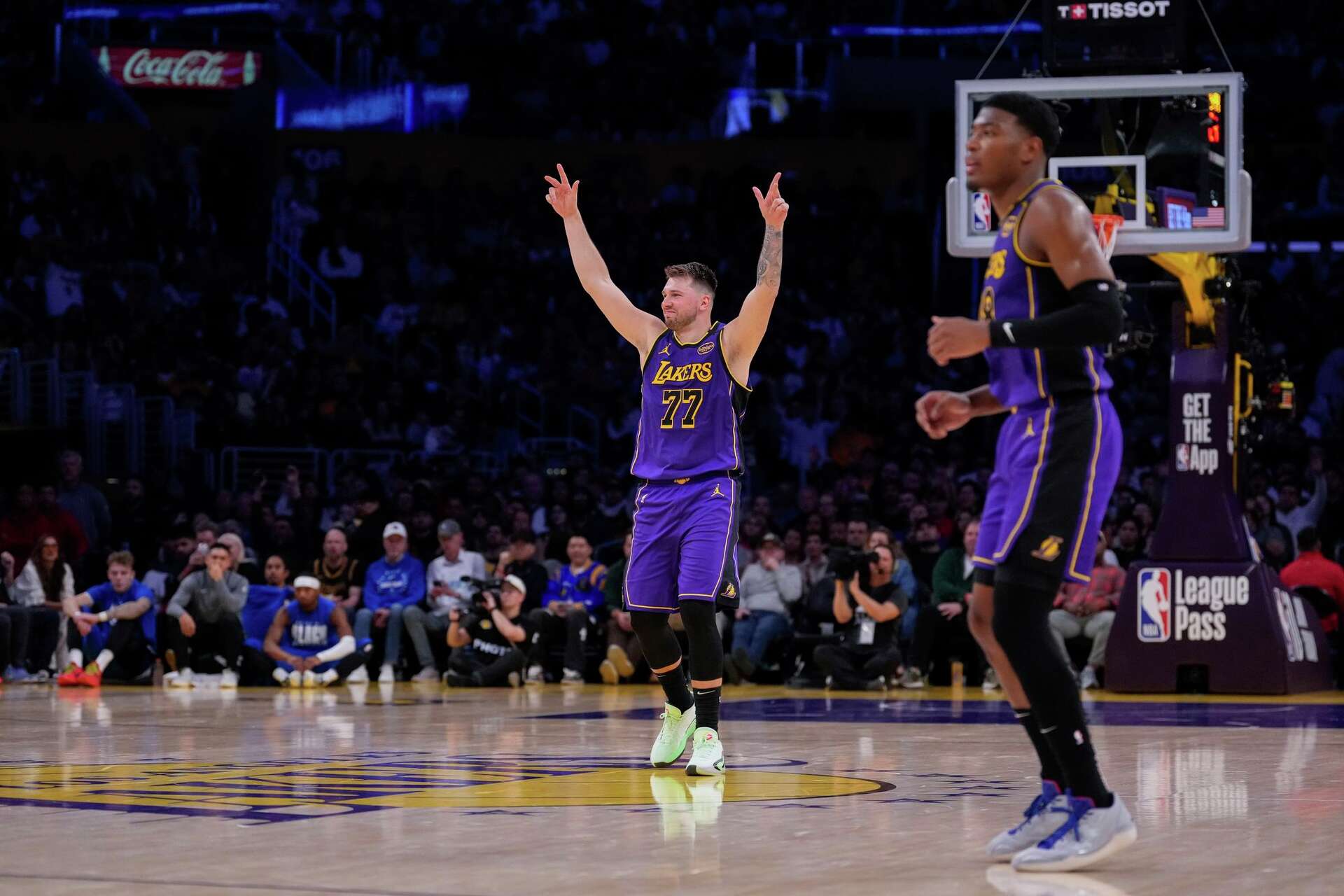 Lakers fans chant 'Thank you, Nico' at Mavs GM in first game vs. Luka