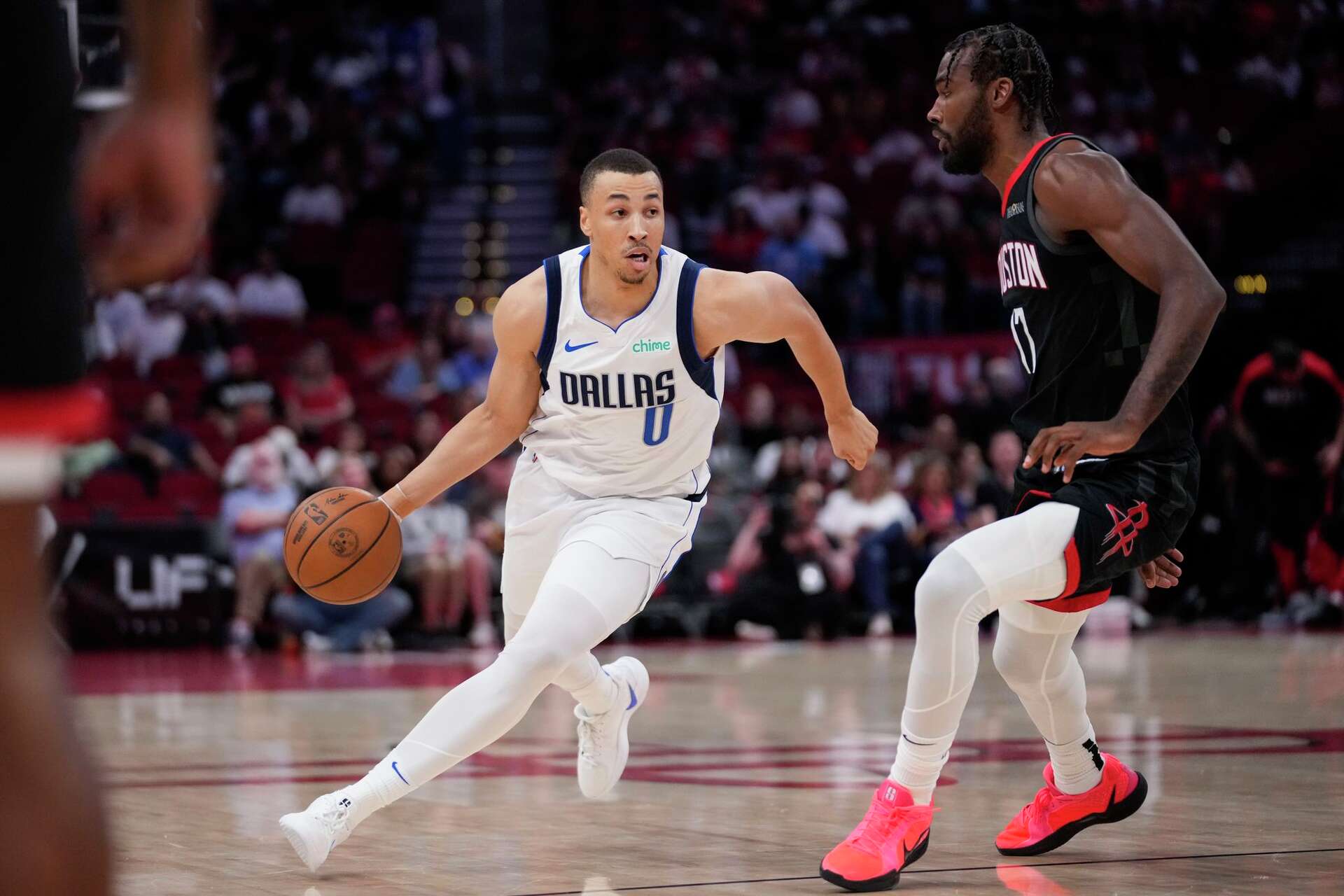 Report: Mavericks' Dante Exum out with a broken bone in hand