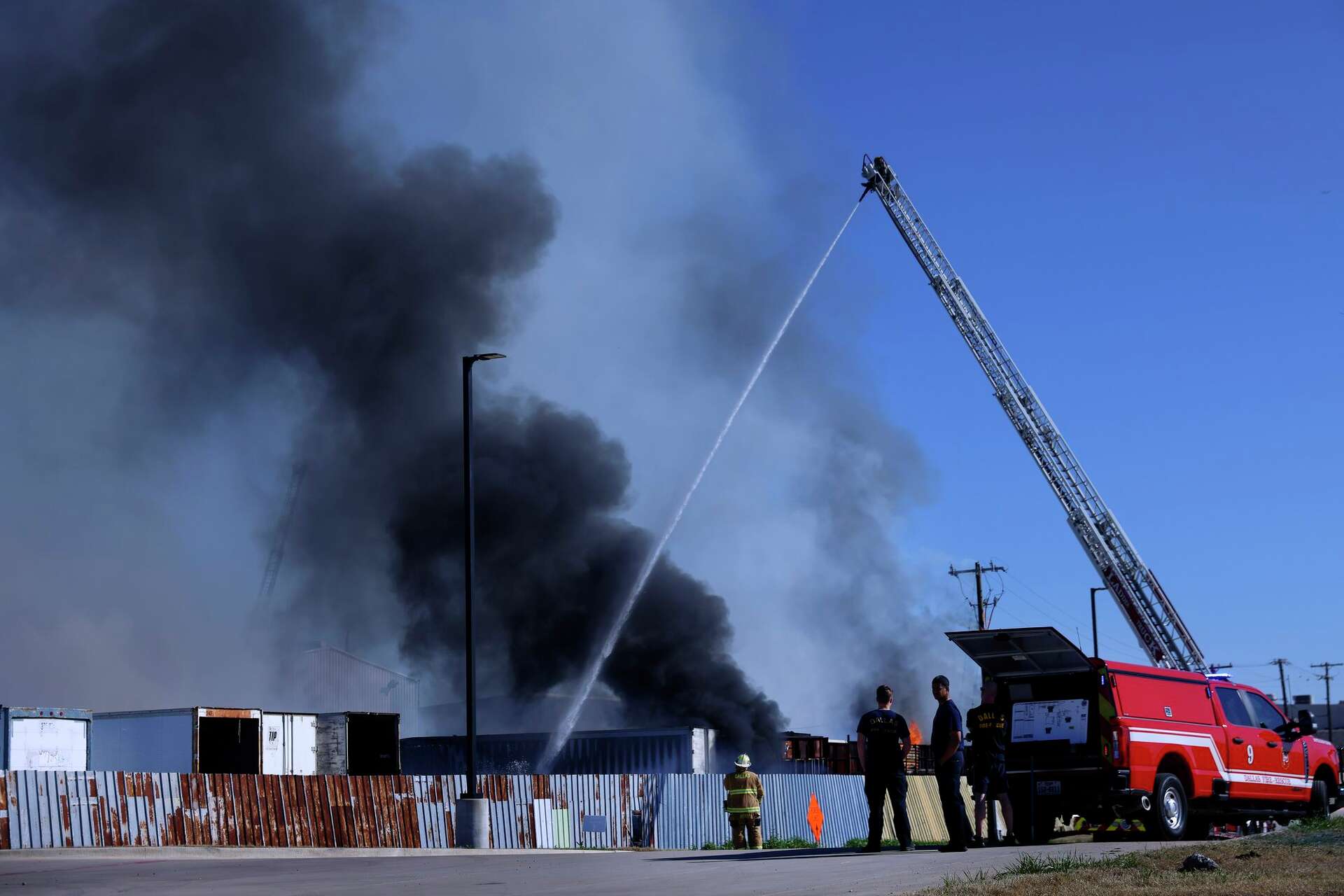 Fire at West Dallas recycling plant sends plume of thick, black smoke ...
