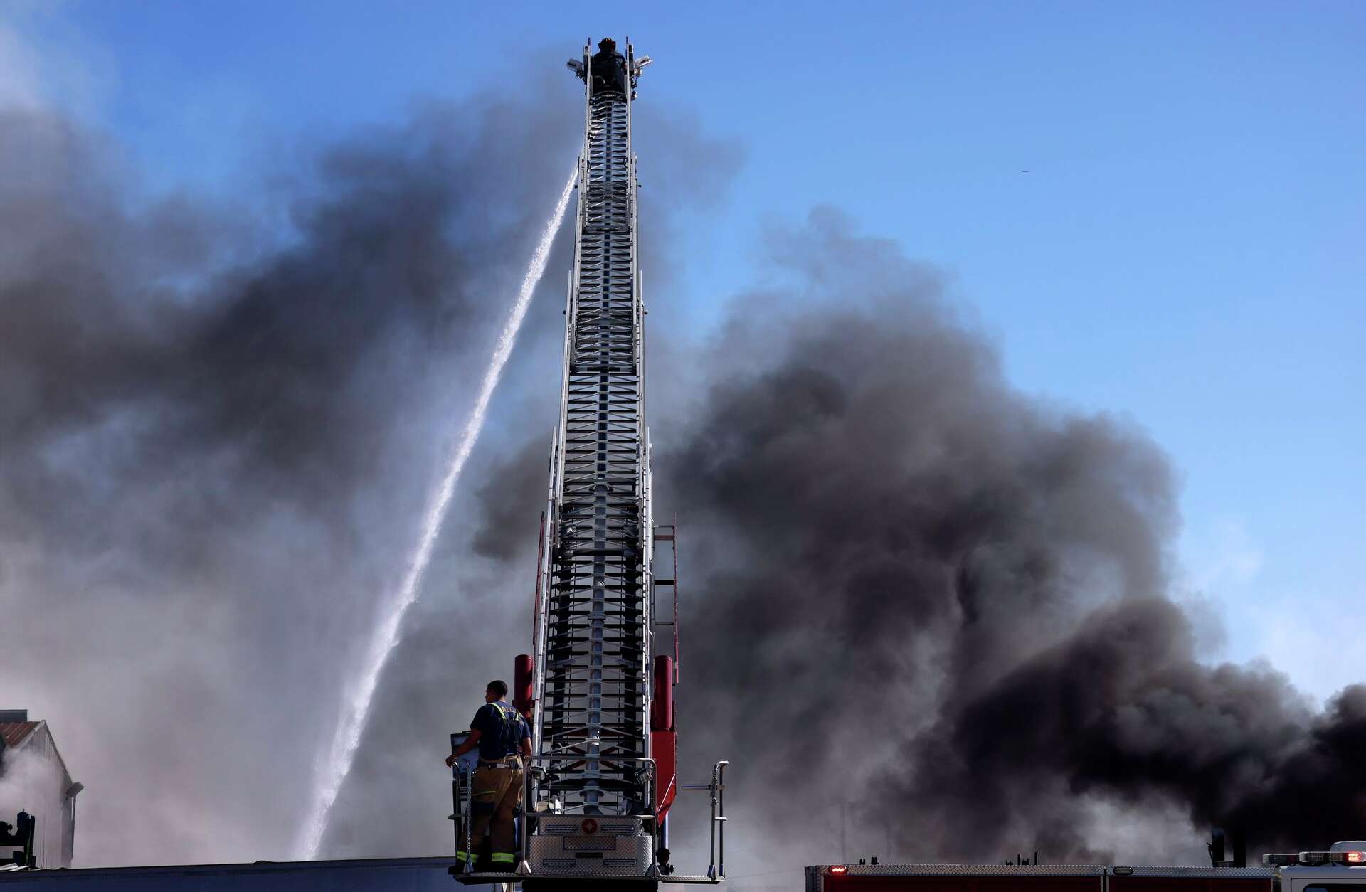 Fire at West Dallas recycling plant sends plume of thick, black smoke ...
