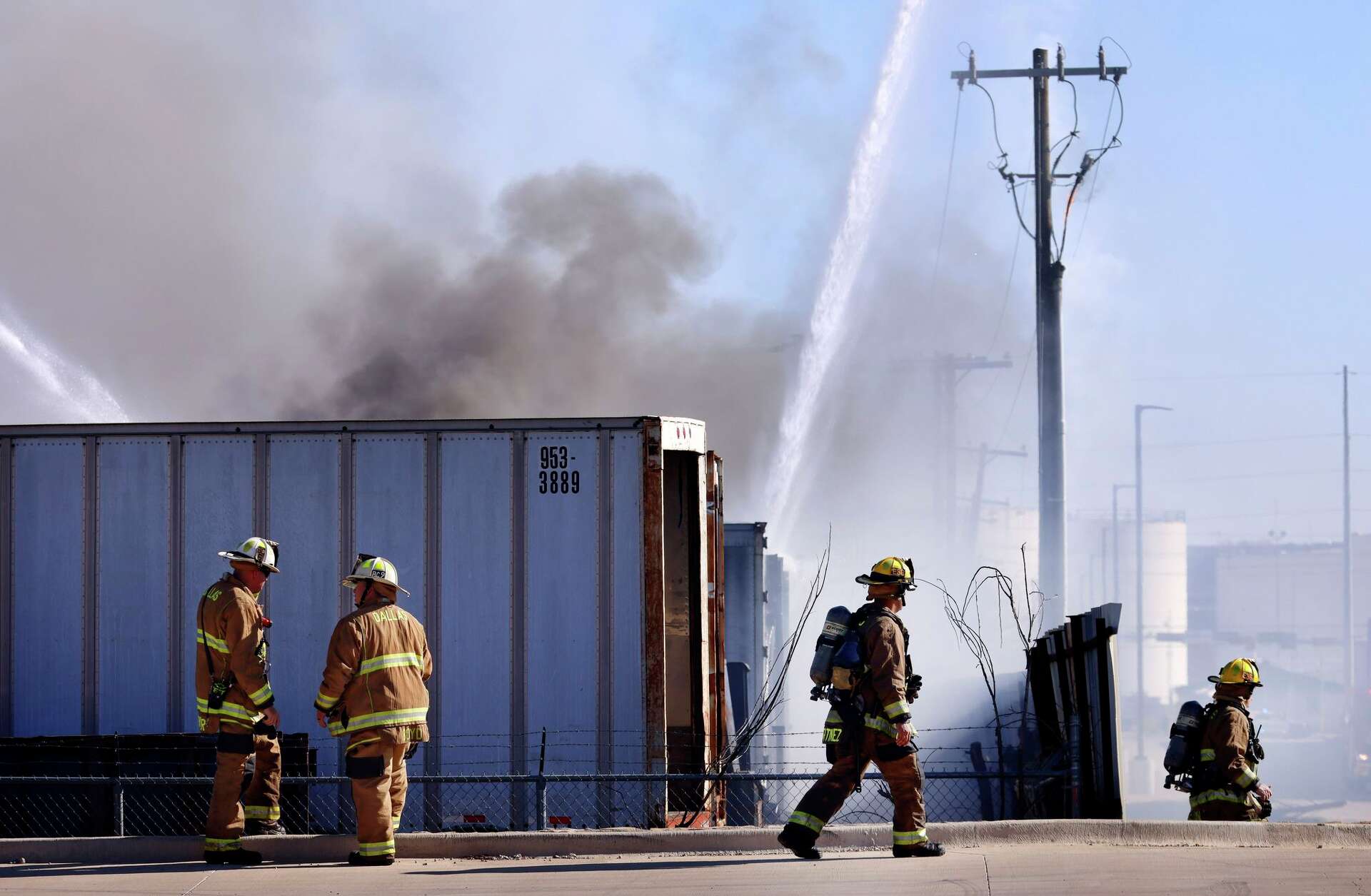 Fire at West Dallas recycling plant sends plume of thick, black smoke ...