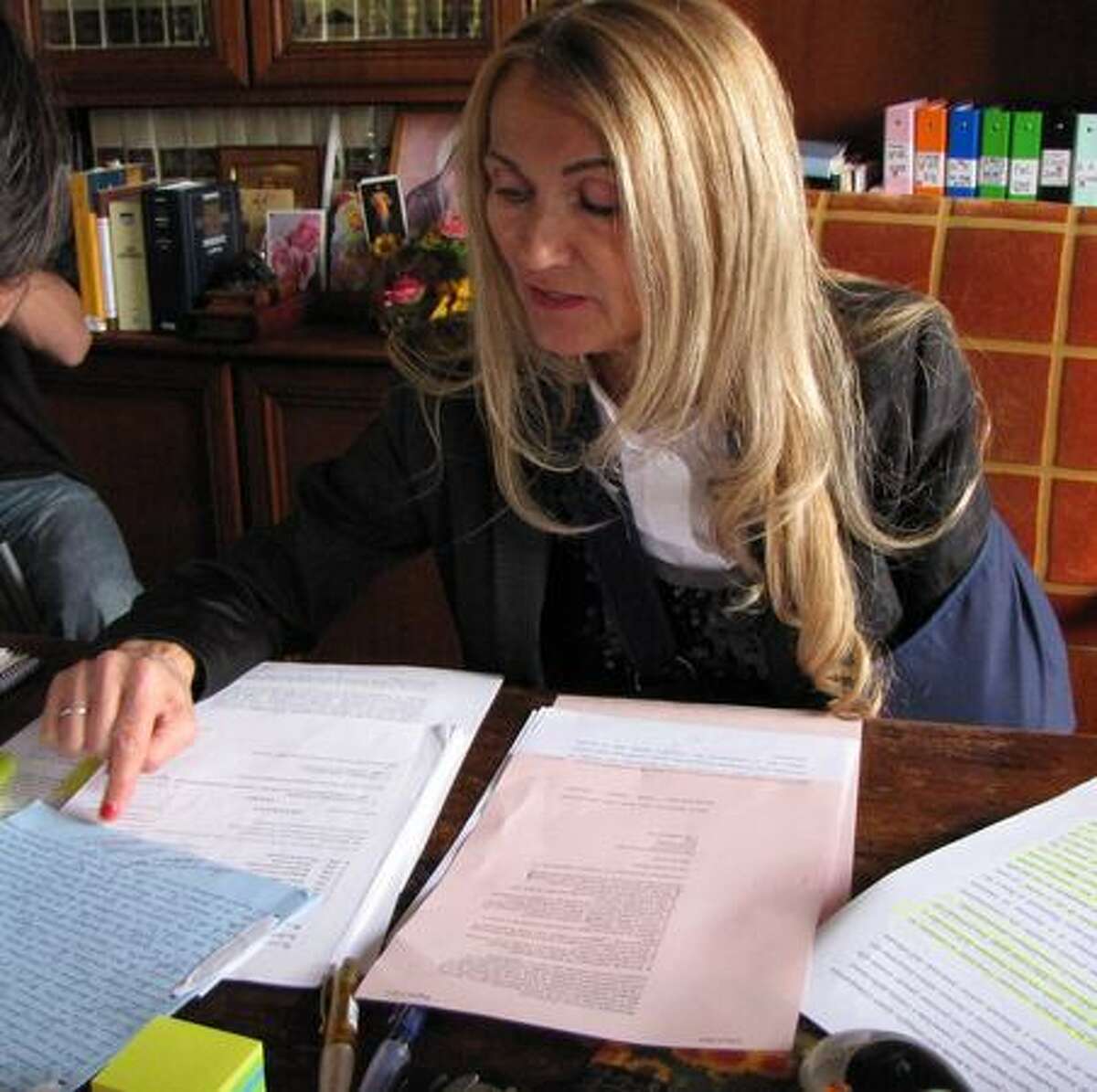 Italian lawyer Laura Ferraboschi reviews a letter from a convicted child killer. Amanda Knox's lawyers hopep the letter could help to set her free. (Photo by Andrea Vogt/special to seattlepi.com)