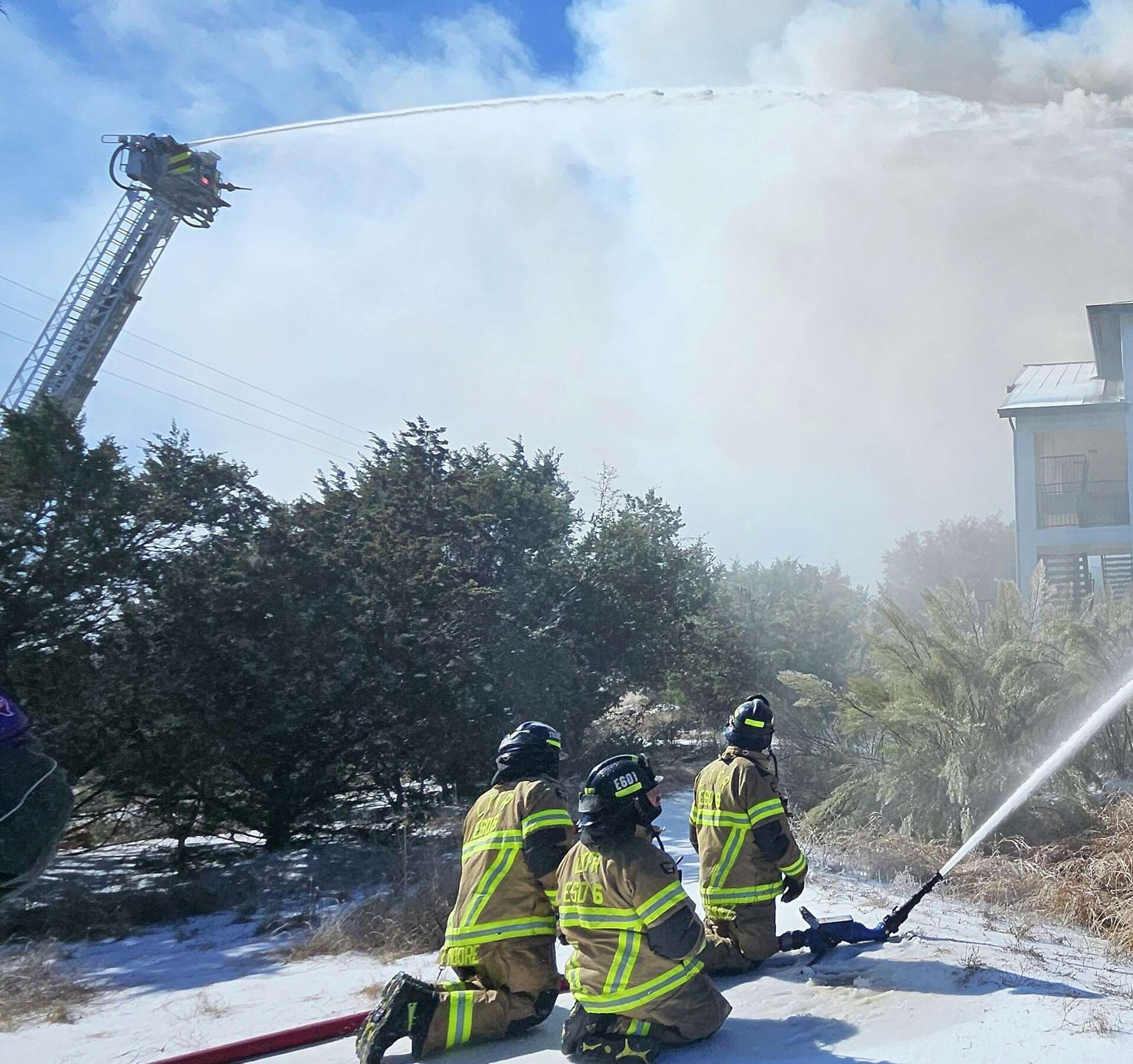 Fire causes partial building collapse at Bee Cave apartments