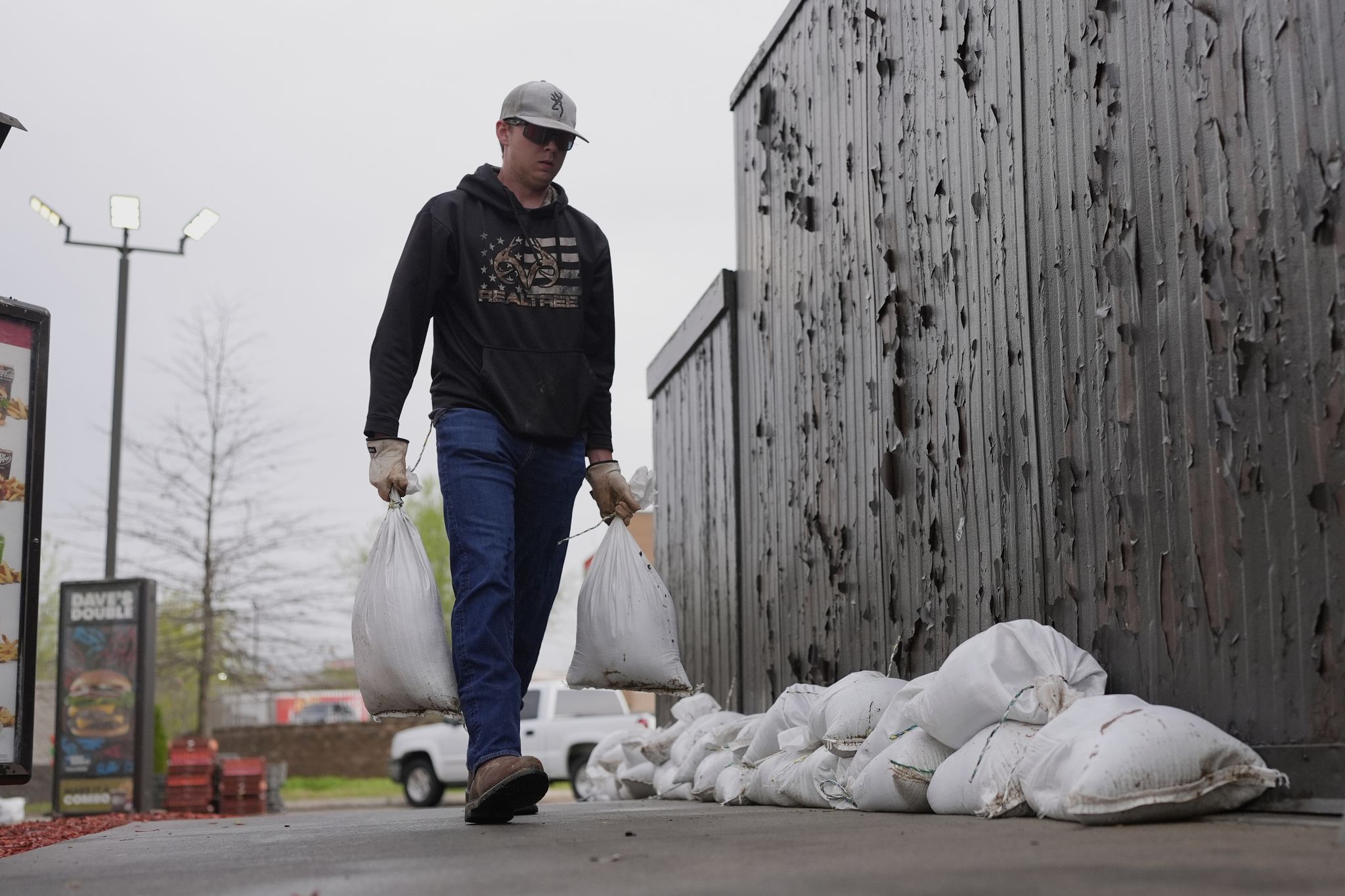 7 people dead as severe weather hits South, Midwest