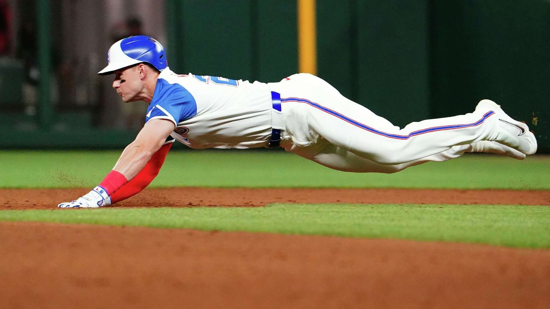 Texas Rangers sign a former top prospect to minor league deal