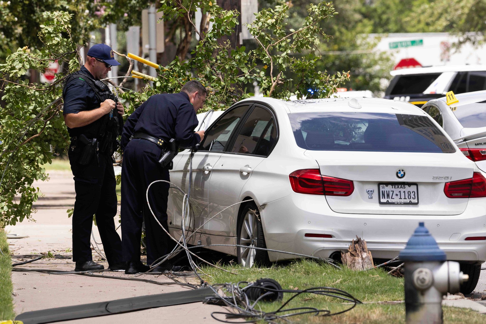 1 dead, 2 in custody after shooting ends in crash in Old East Dallas