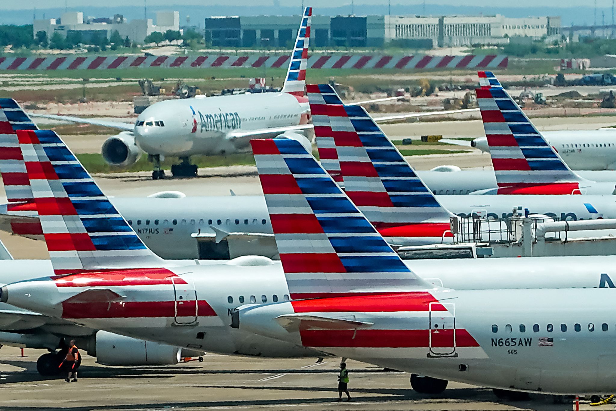 Passengers flee smoking American Airlines plane in Denver