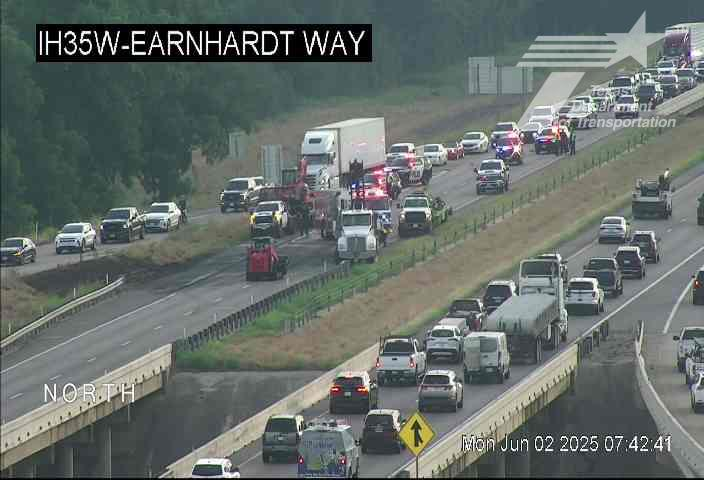 Crash shuts down southbound I-35W outside Justin