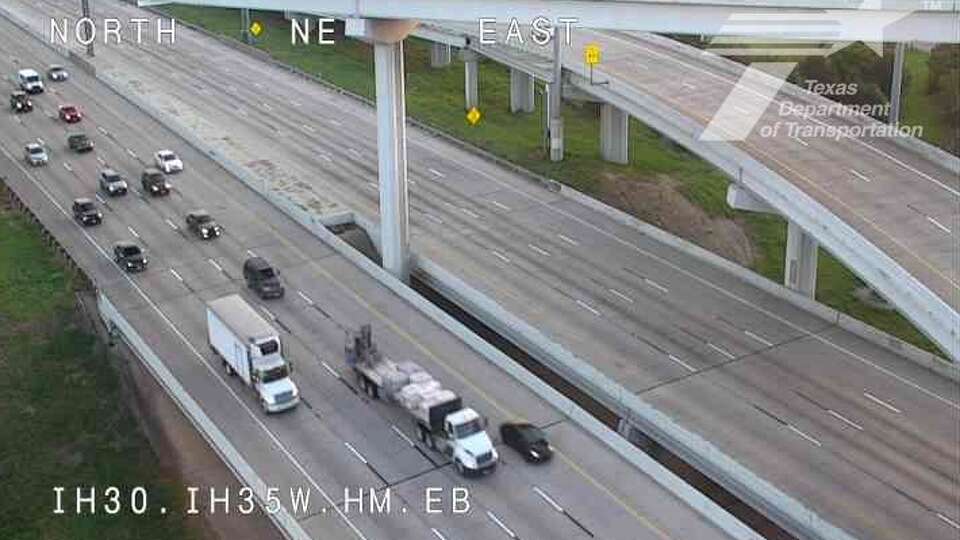 Fatal crash in Fort Worth shuts north I-35W near I-30 Monday morning