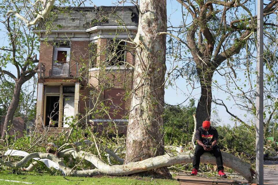 4 dead after storm, possible tornado batter St. Louis, mayor says