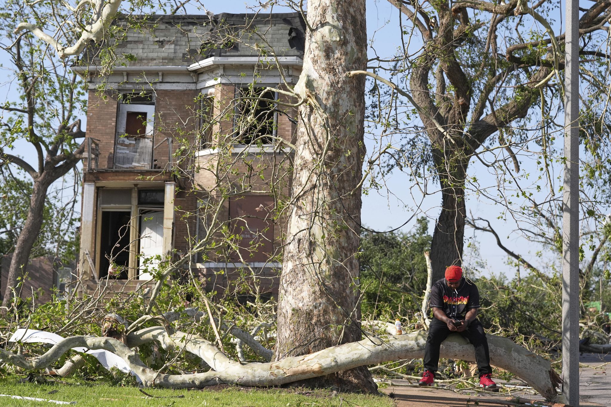 4 dead after storm, possible tornado batter St. Louis, mayor says