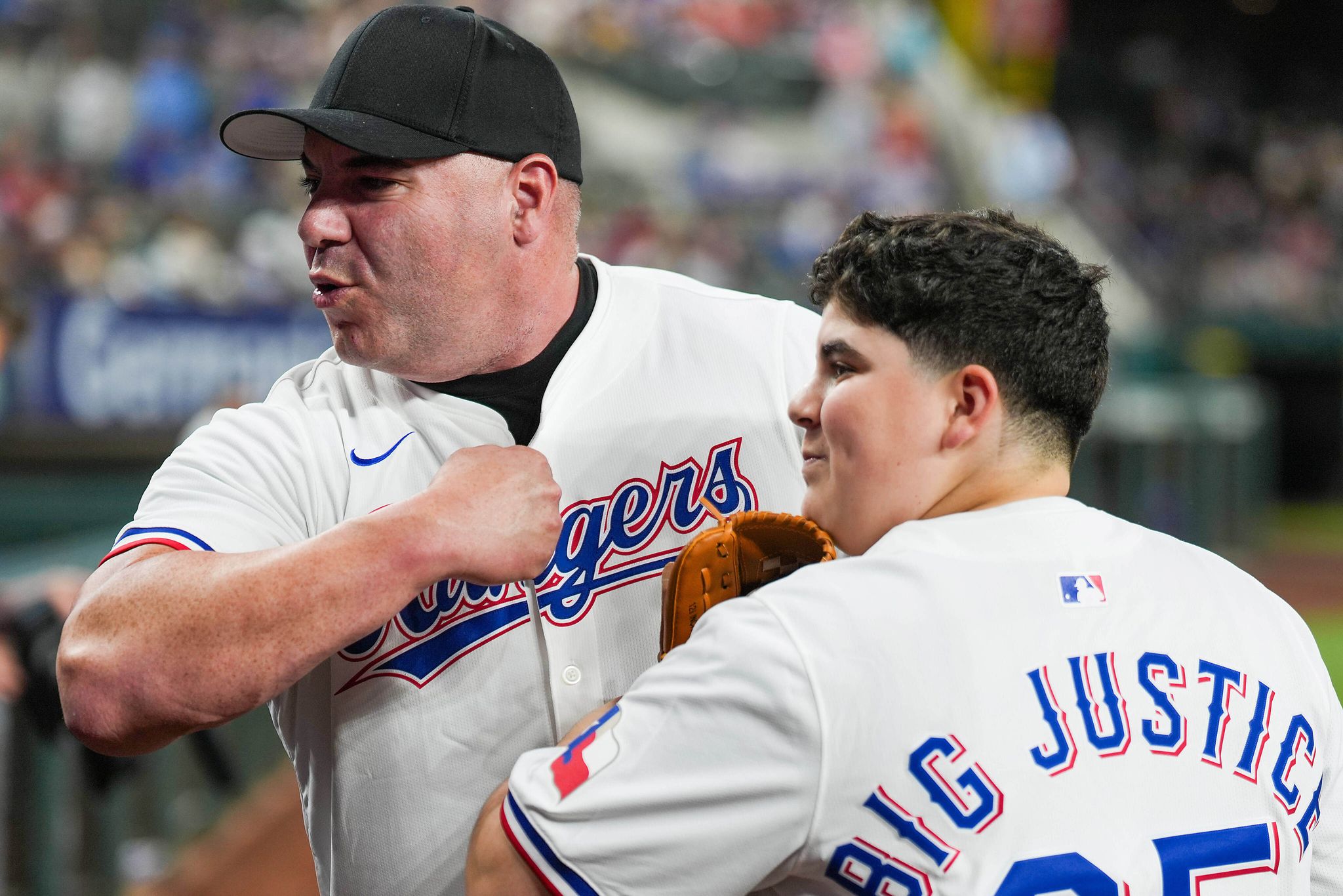 Texas Rangers Field Reporter Watch social media duo's first pitch at Texas Rangers' game