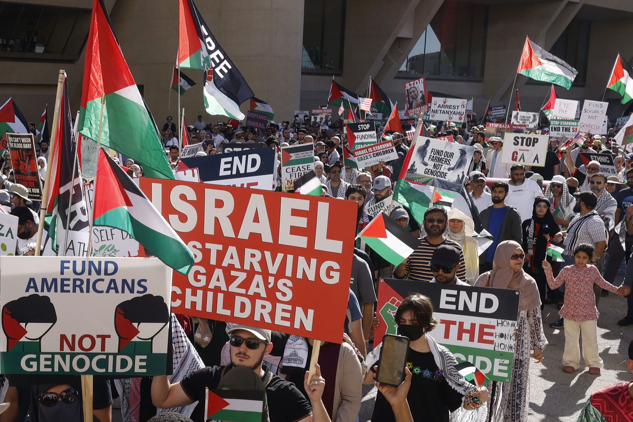Marcha pro-Palestina por el centro de Dallas contra la 'crueldad ...