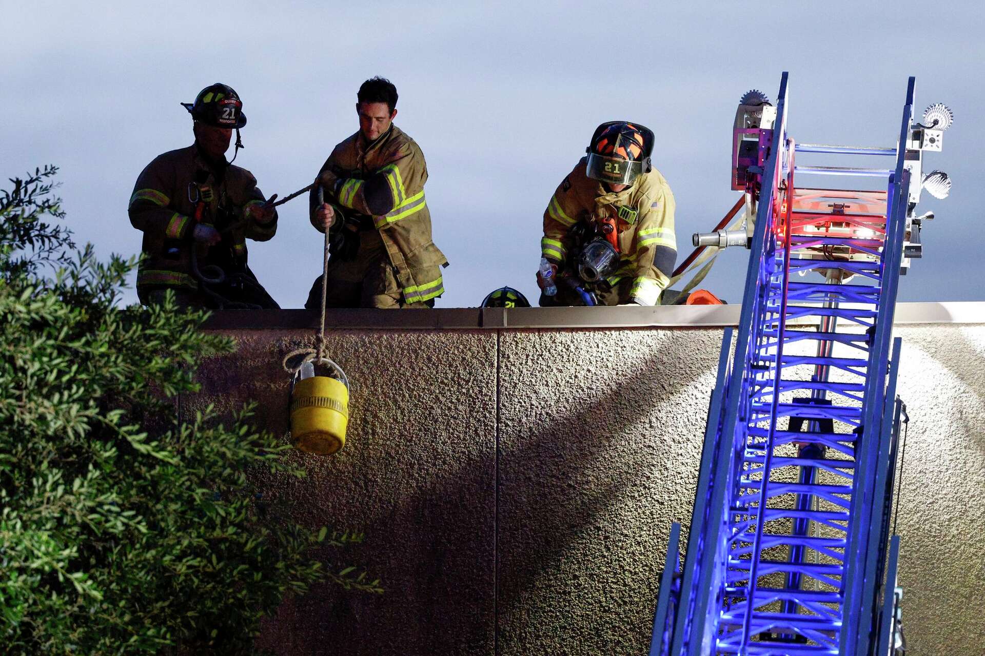 Fort Worth Fire Department responding to 2-alarm blaze at Hulen Mall