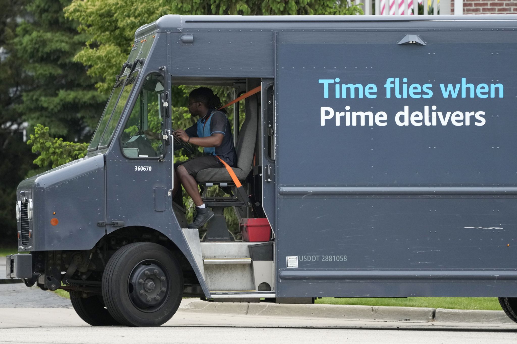 Amazon cutting 16,000 corporate jobs