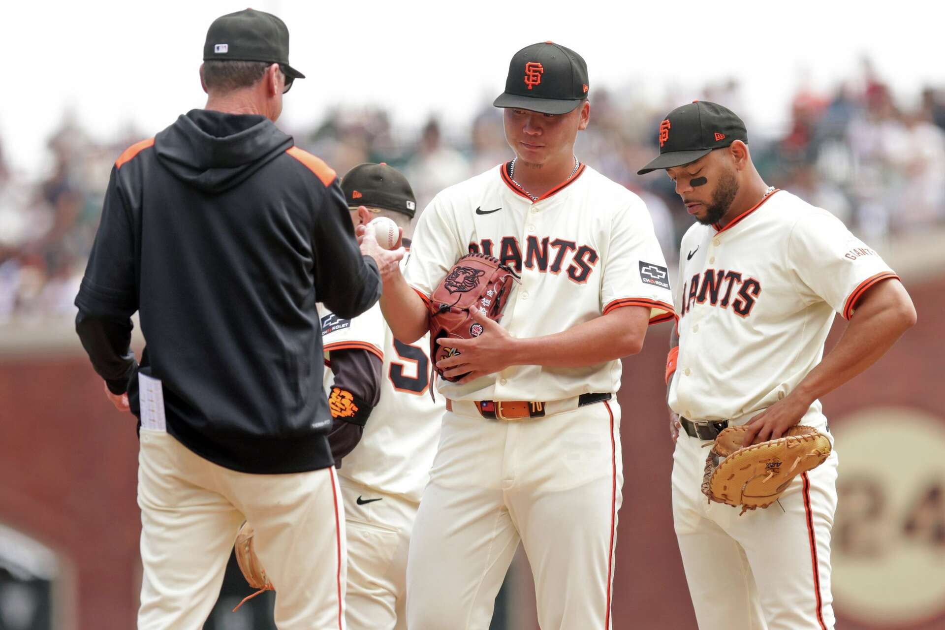 San Francisco Giants trade pitcher Kai-Wei Teng to Astros