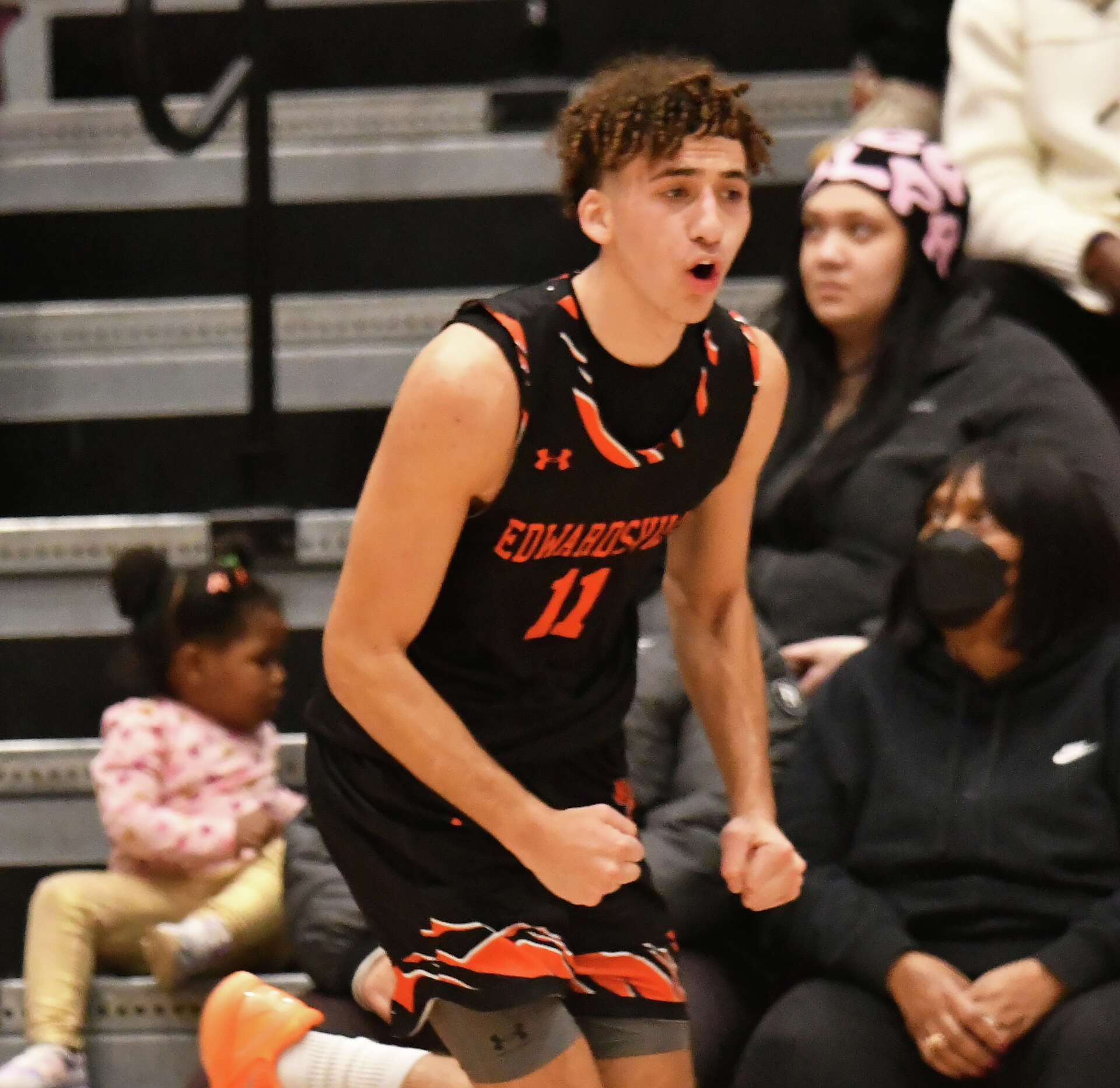 Edwardsville boys basketball travels to Alton for conference action