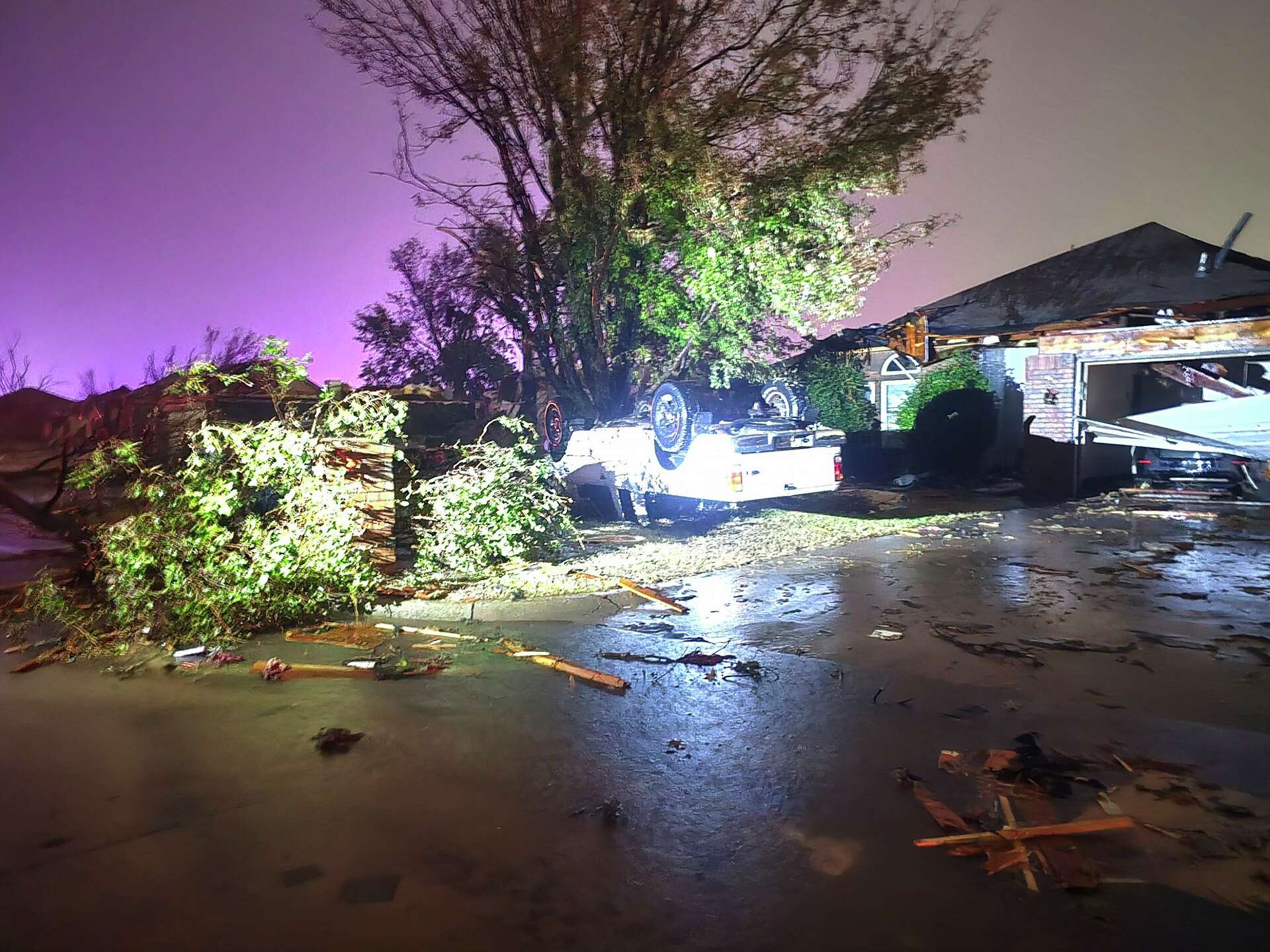 Severe weather in Oklahoma leaves at least 11 injured, thousands with ...