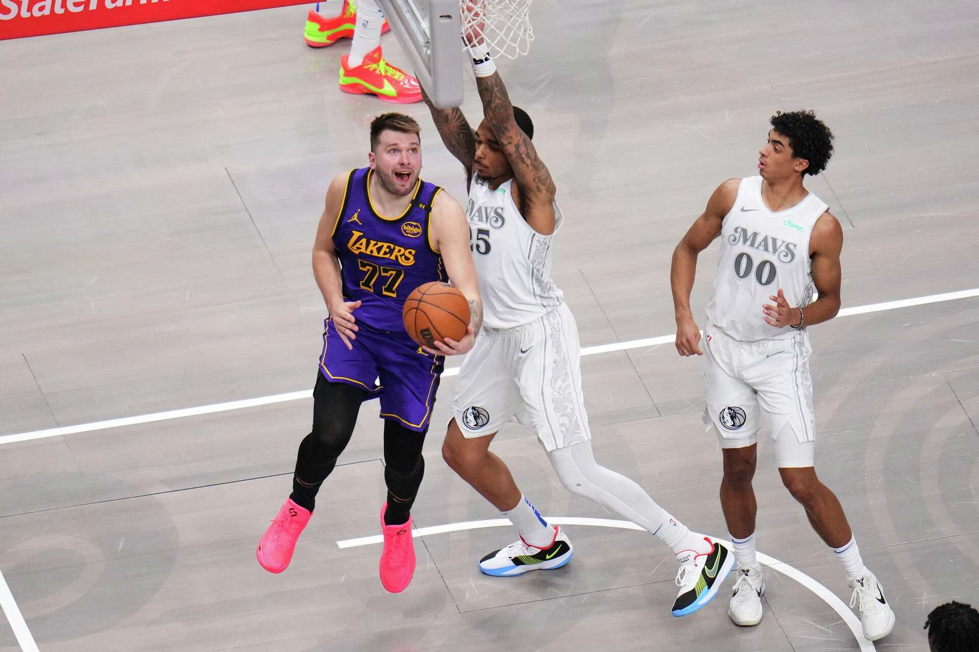 Luka Doncic anota 45 puntos en su regreso a Dallas; Lakers dan paliza a ...