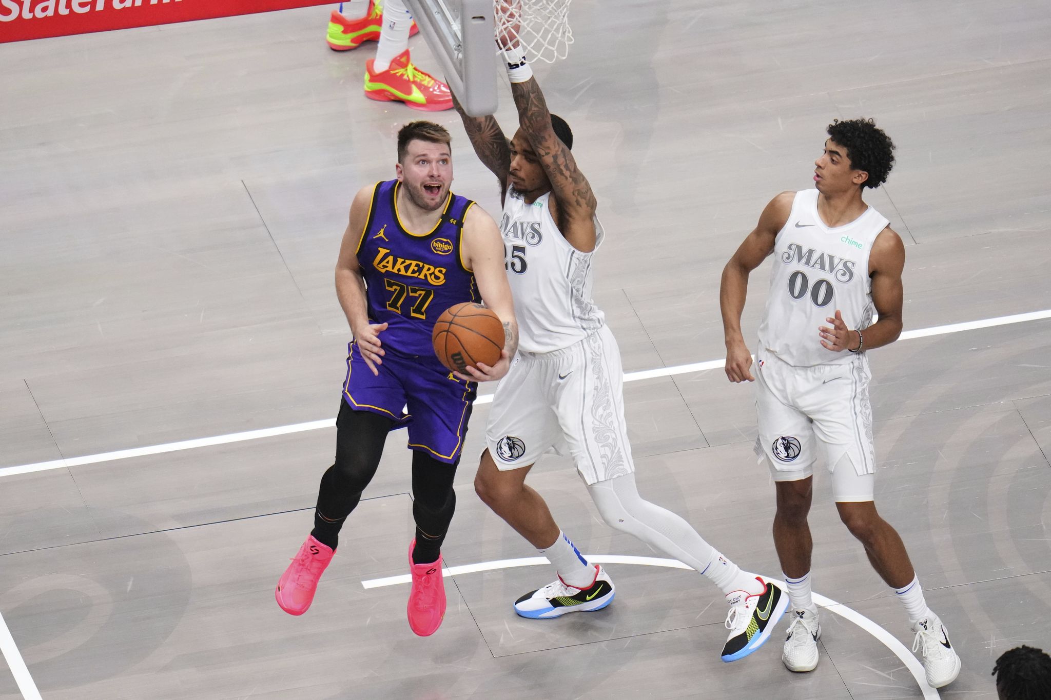 Luka Doncic anota 45 puntos en su regreso a Dallas; Lakers dan paliza a ...