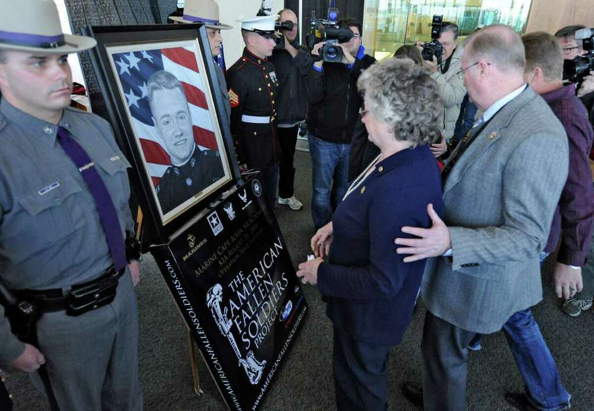 Portrait honors heroic Marine captain