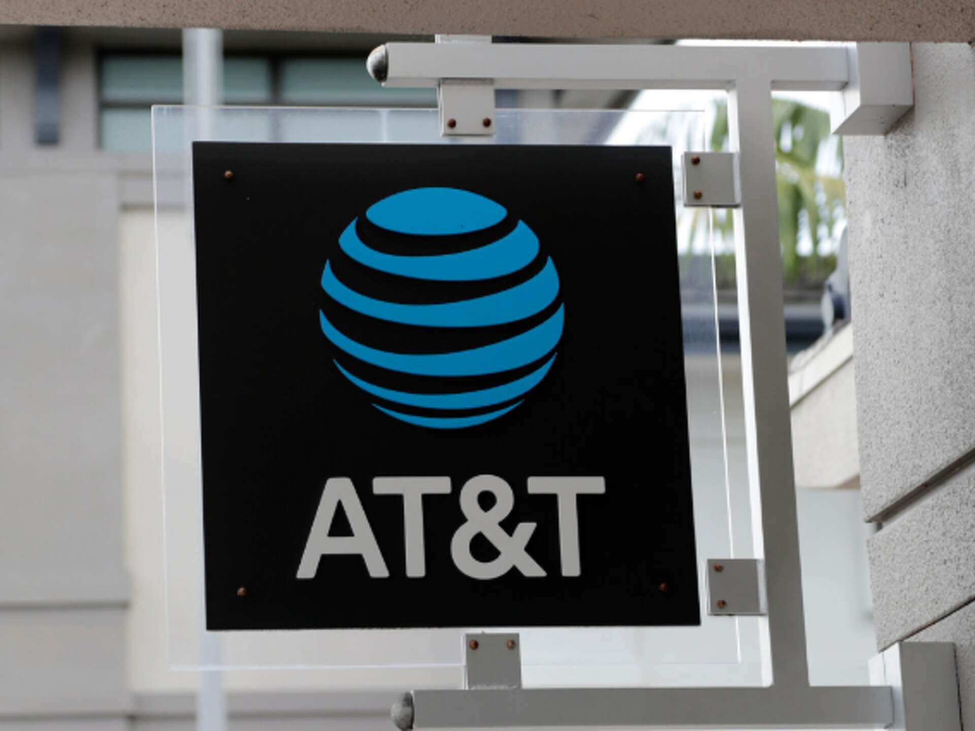 AT&T to hire 400+ bilingual employees, with $1,500 sign-on bonus