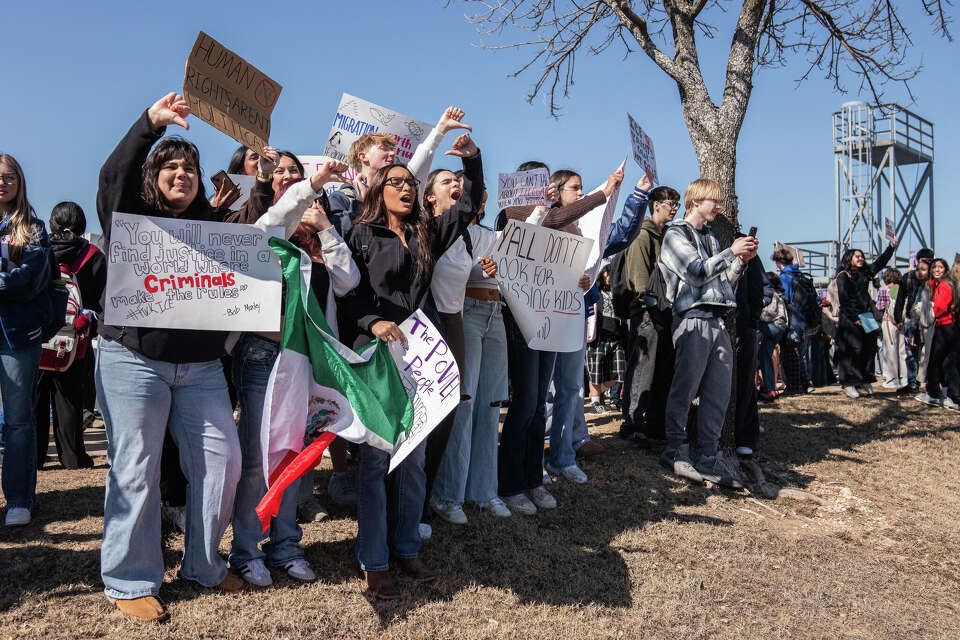 Students protest ICE at Leander High School, see photos from walkout