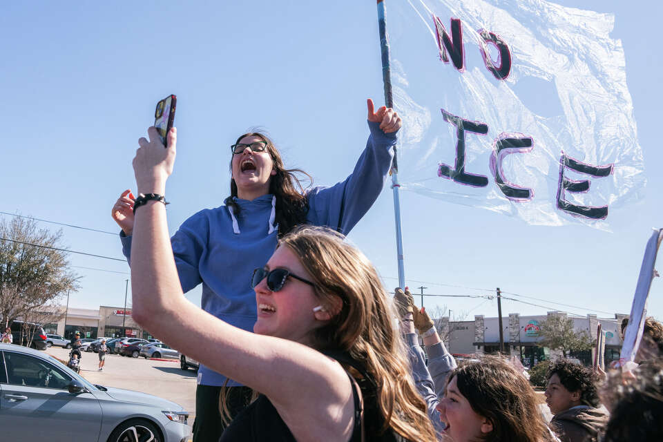 Students protest ICE at Leander High School, see photos from walkout