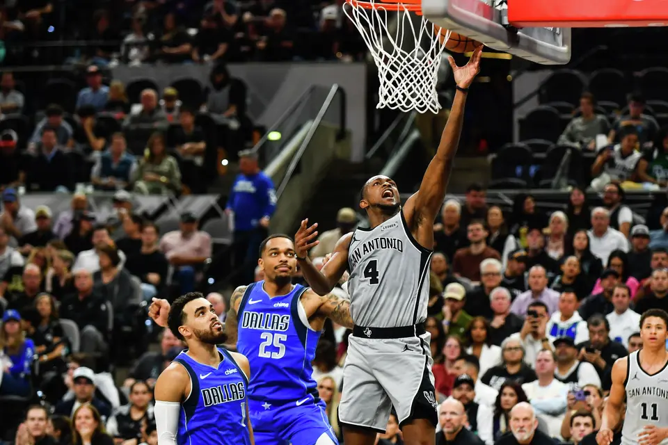 San Antonio Spurs guard De'Aaron Fox (4) drives for a layup during the third quarter of an NBA basketball game against the Dallas Mavericks, Saturday, Feb. 7, 2026, in San Antonio.