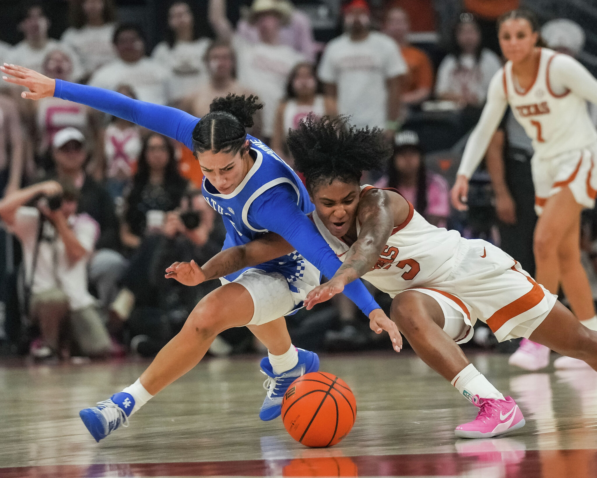 Replay: Justice Carlton, No. 4 Texas beat Kentucky to extend home winning streak