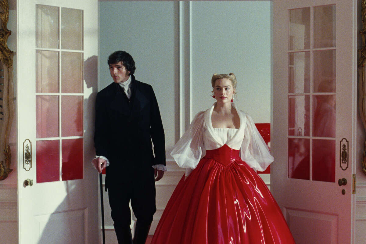  Jacob Elordi and Margot Robbie in a scene from 'Wuthering Heights.' 