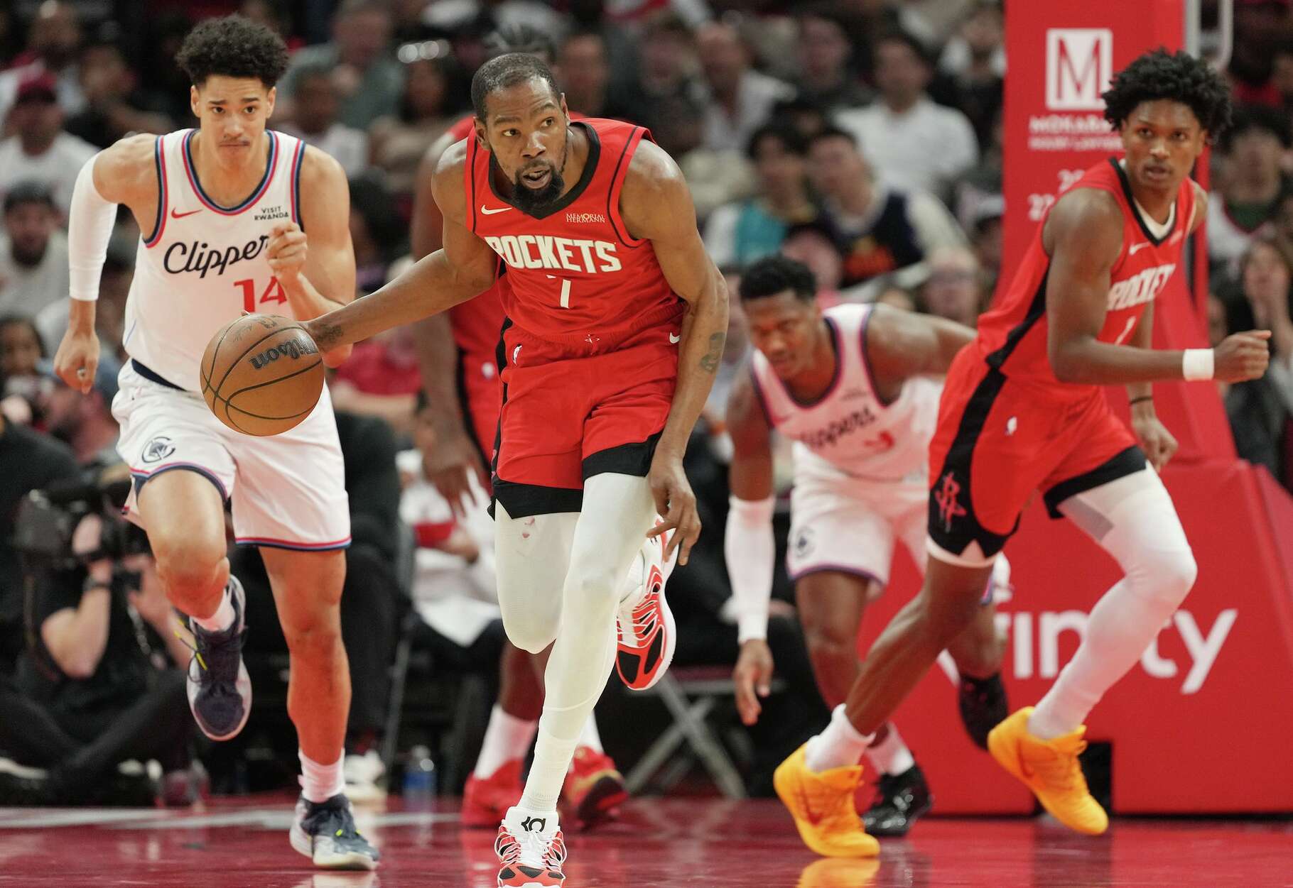 Houston Rockets forward Kevin Durant (7) pushes up the ball after LA Clippers turnover the ball at the Toyota Center in Houston on Wednesday, Feb. 11, 2026.