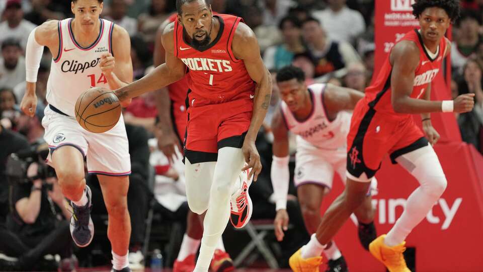 Houston Rockets forward Kevin Durant (7) pushes up the ball after LA Clippers turnover the ball at the Toyota Center in Houston on Wednesday, Feb. 11, 2026.