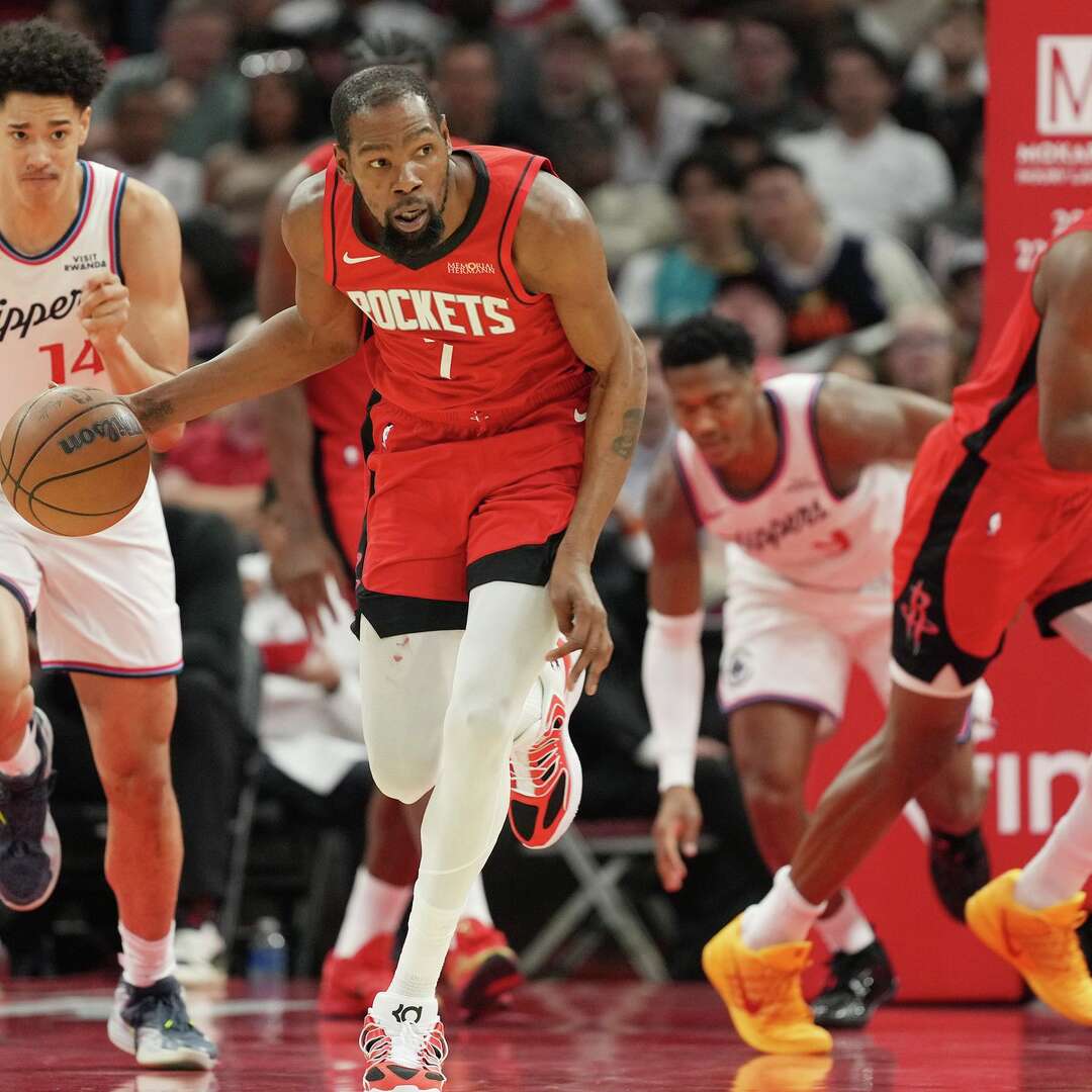 Houston Rockets forward Kevin Durant (7) pushes up the ball after LA Clippers turnover the ball at the Toyota Center in Houston on Wednesday, Feb. 11, 2026.