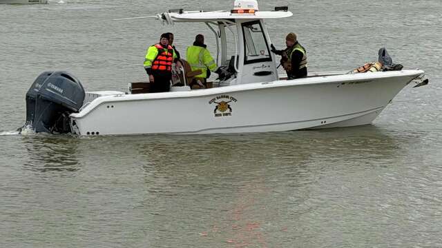 Duck hunters rescued after boat sinks on Cedar Creek Lake