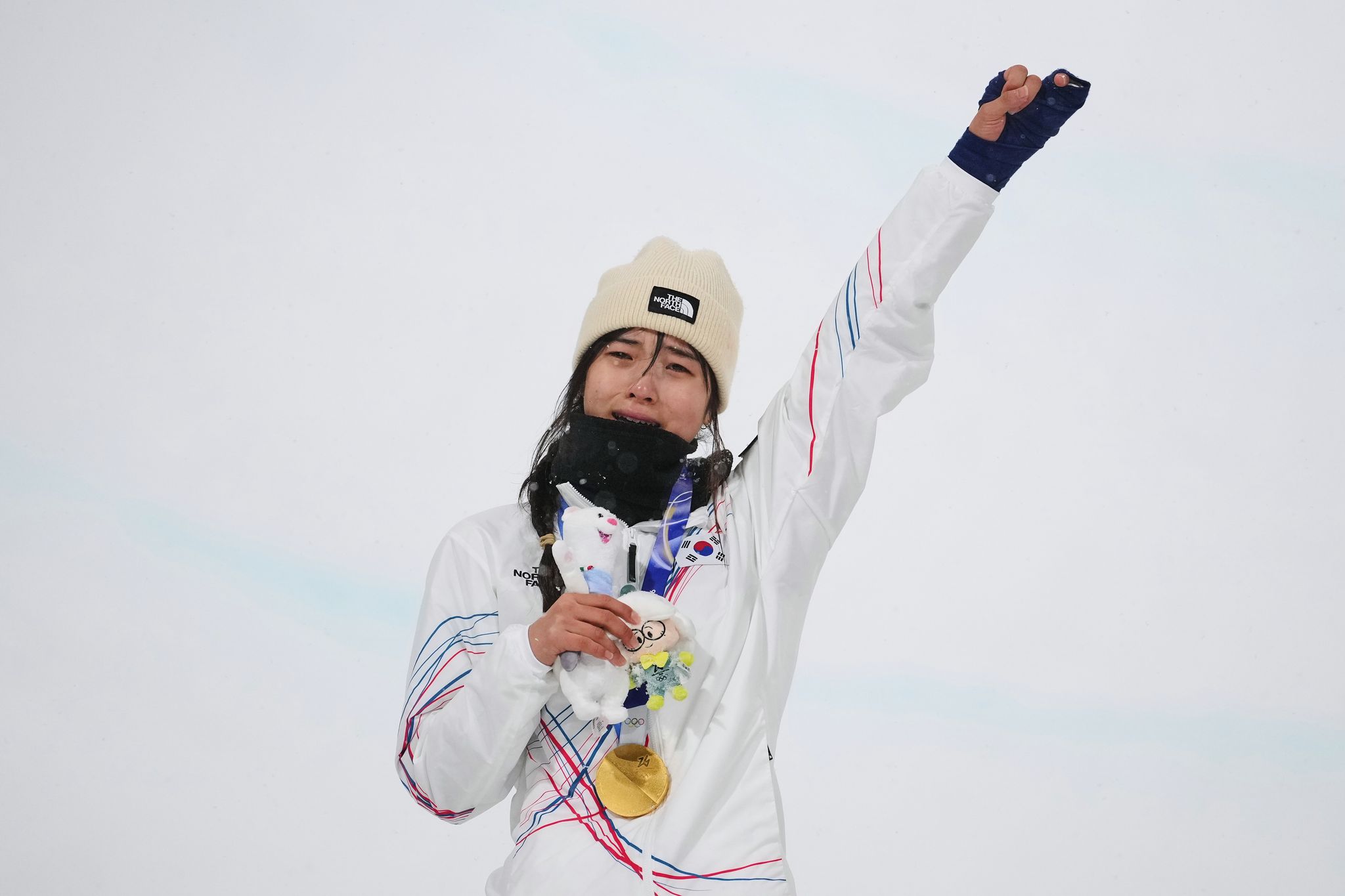 Chloe Kim falls short of Olympic three-peat, but passes the torch