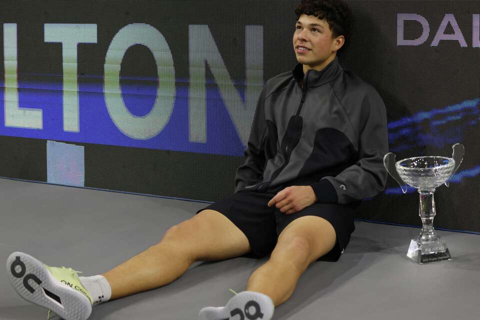 The champ and his prize: See photos from Ben Shelton's Dallas Open