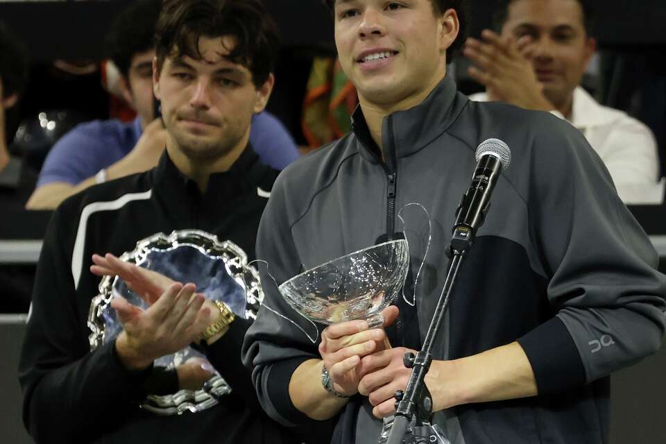 The champ and his prize: See photos from Ben Shelton's Dallas Open