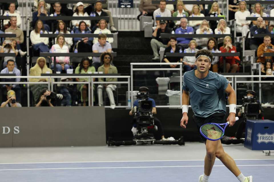 The champ and his prize: See photos from Ben Shelton's Dallas Open