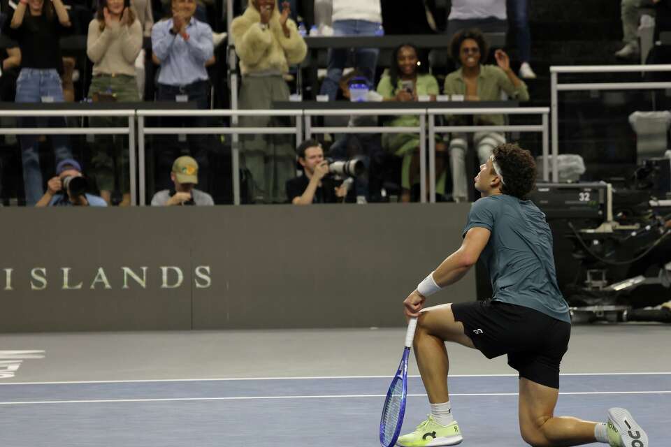 The champ and his prize: See photos from Ben Shelton's Dallas Open