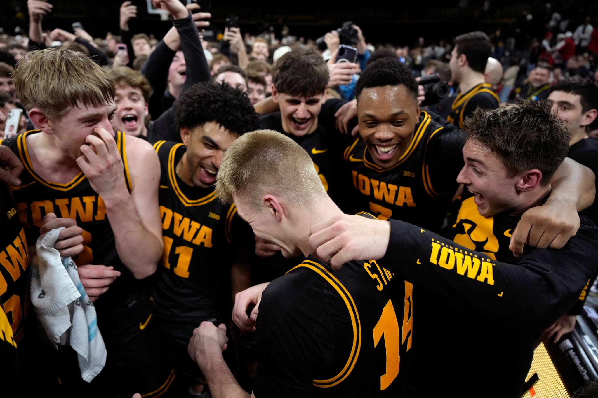 Iowa fans storm court after Bennett Stirtz scores 25 points in 57-52 ...