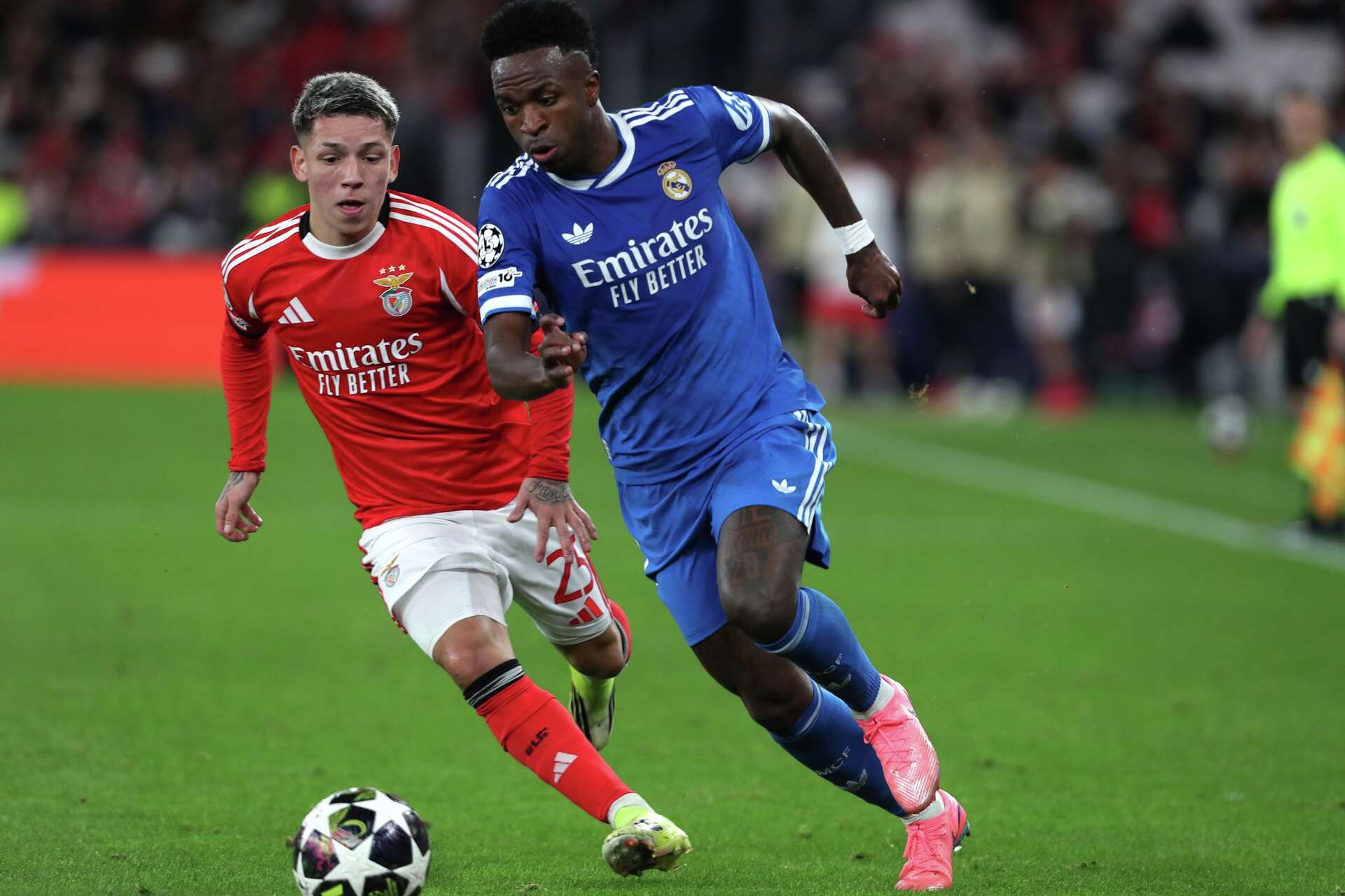 Court Excitement Juego De Fútbol De Alta Energía En Movimiento | Foto