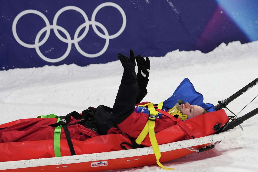 canadian-freeskier-cassie-sharpe-crashes-and-is-stretchered-off