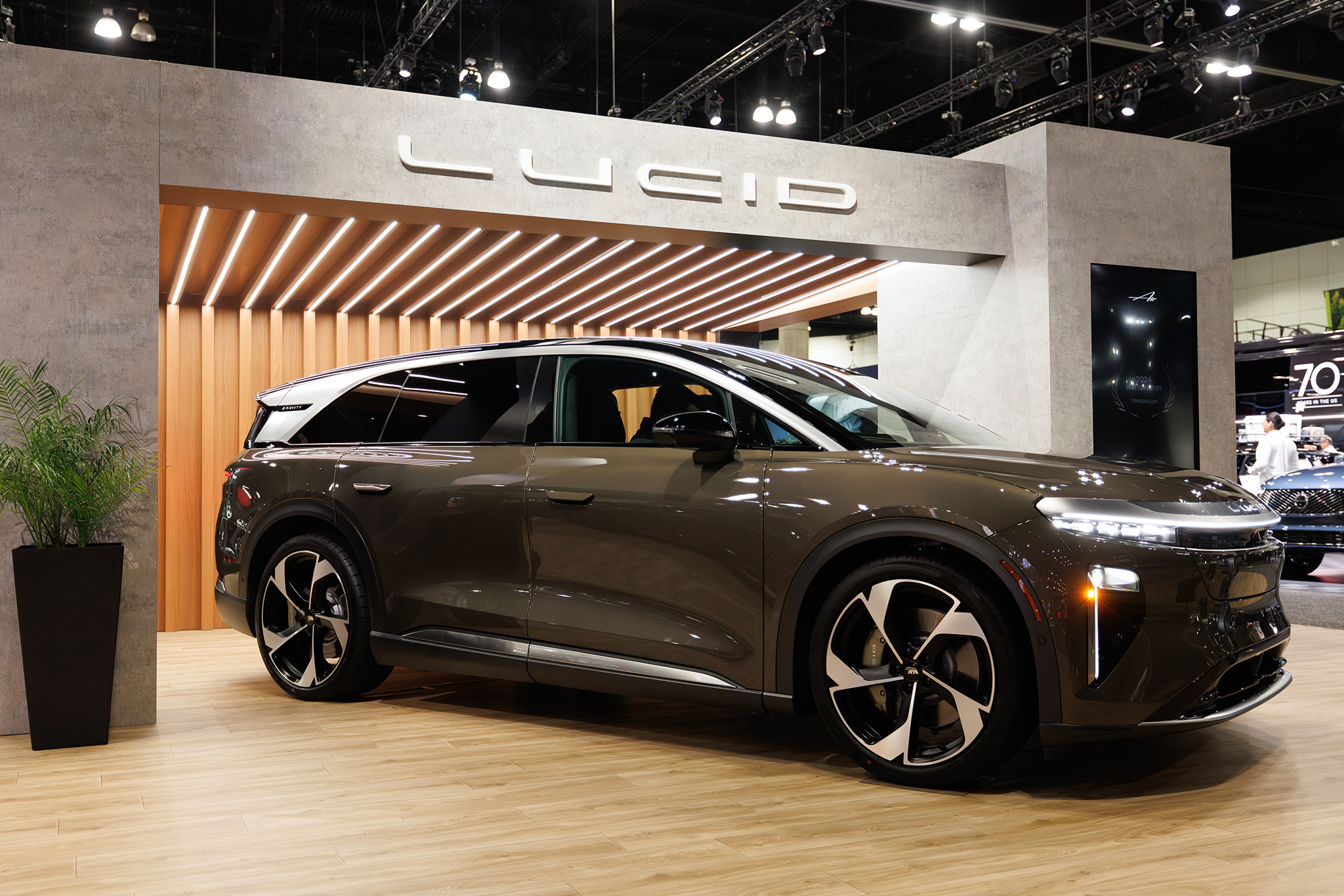 Bay Area carmaker, down billions in value, lays off hundreds more workers