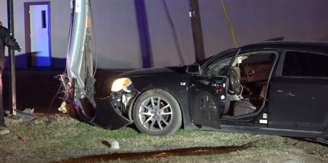 Driver runs off after Grand Prairie police chase ends in Dallas crash