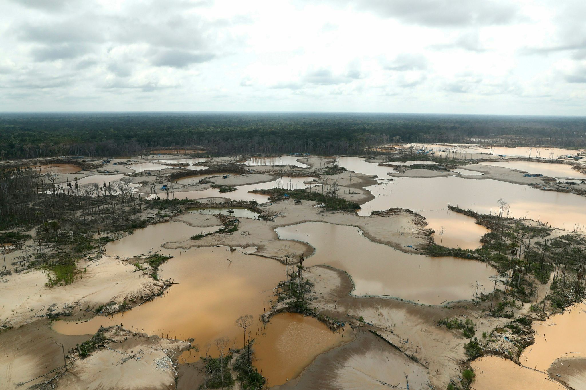 La minería de oro ilegal se extiende a nuevas regiones de la Amazonía ...