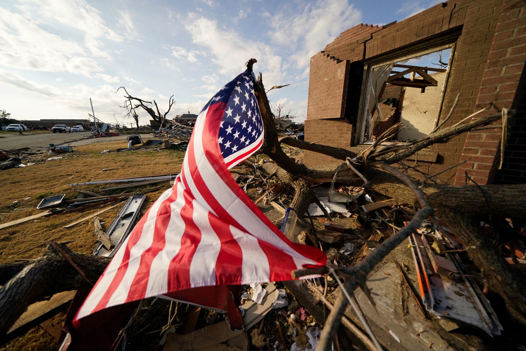 Straight-line winds vs. tornadoes: how to tell the difference
