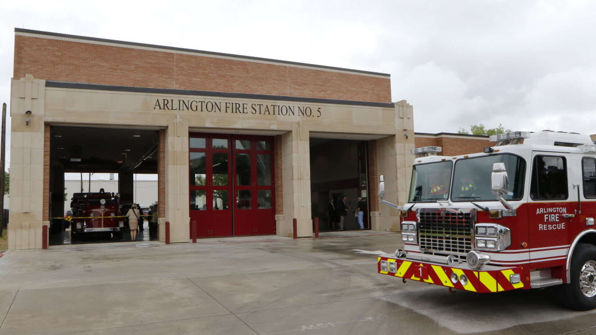 3-alarm fire at Arlington apartment complex displaces 24 residents