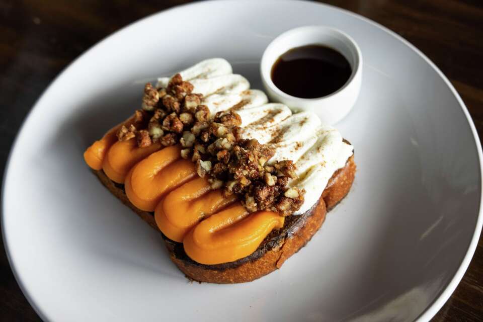 New Dallas diner AM/FM combines music with affordable food