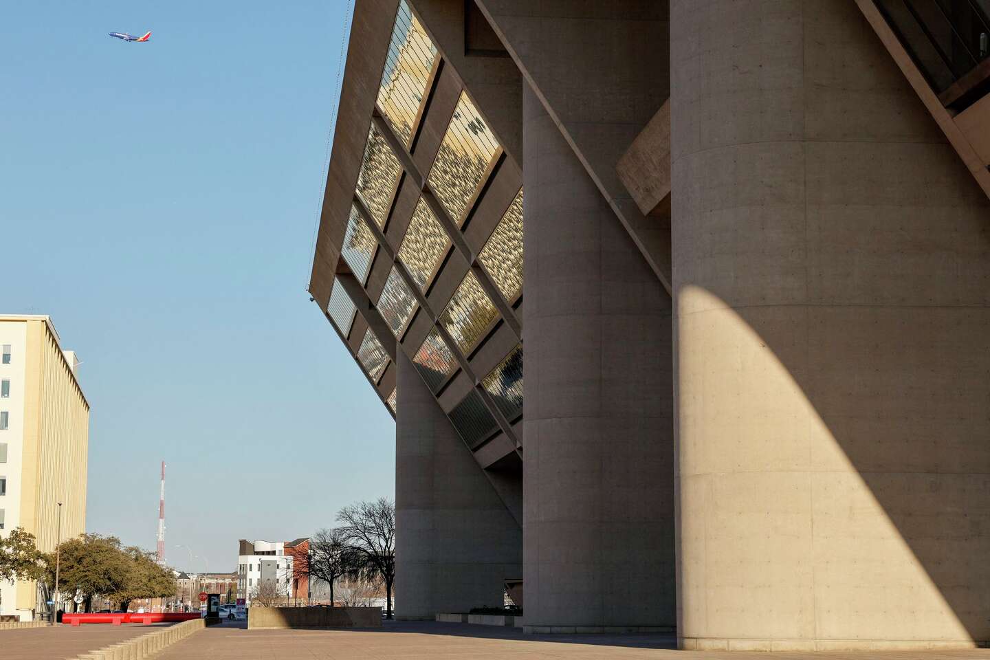 Round Building Dallas Downtown Dallas Inc. backs relocating aging City Hall